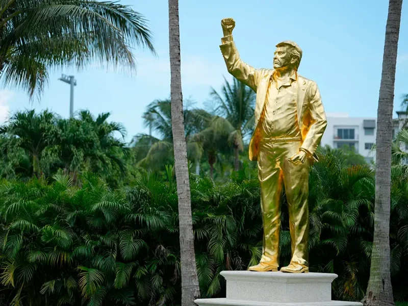 Trump Celebra la Instalación de su Estatua en Miami