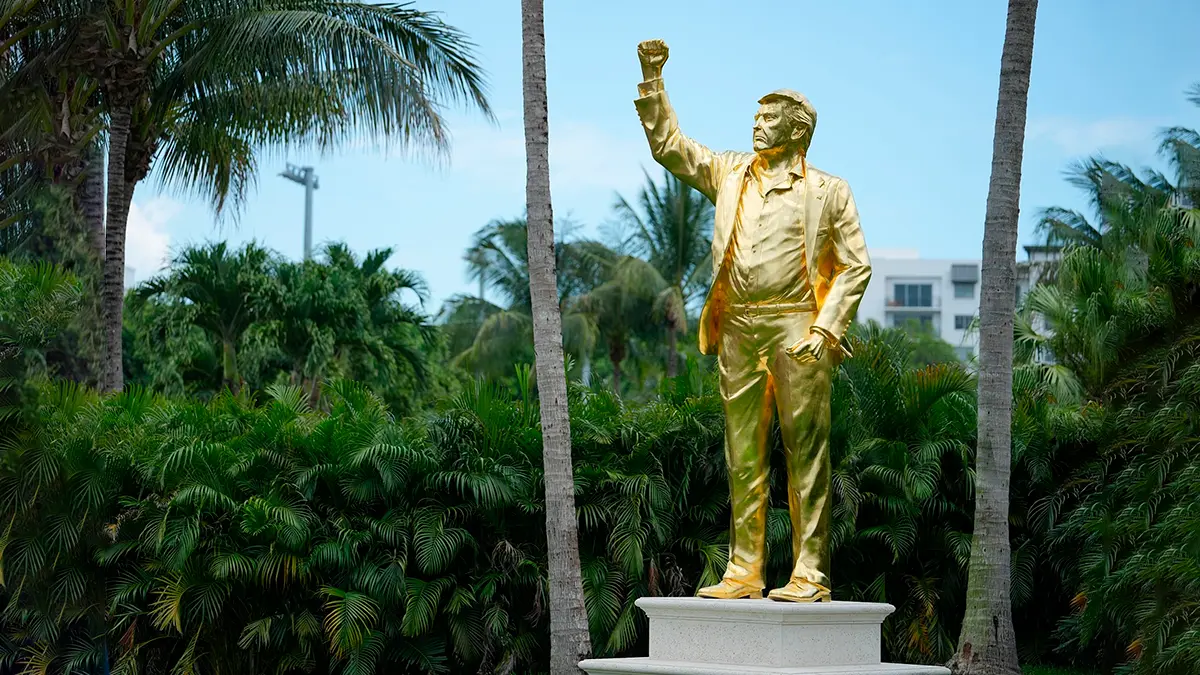 Trump Celebra la Instalación de su Estatua en Miami
